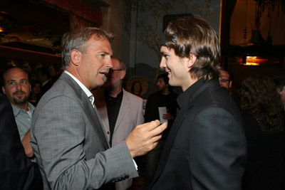 Kevin Costner and Ashton Kutcher at event of Mr. Brooks (2007)