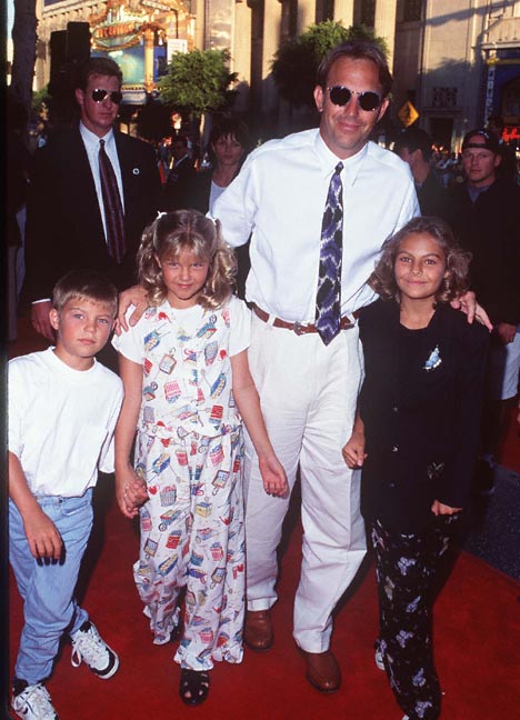 Kevin Costner, Annie Costner, Joe Costner and Lily Costner at event of Waterworld (1995)