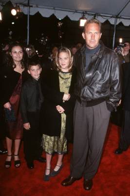 Kevin Costner, Annie Costner, Joe Costner and Lily Costner at event of Message in a Bottle (1999)