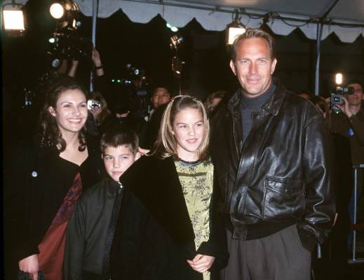 Kevin Costner, Annie Costner, Joe Costner and Lily Costner at event of Message in a Bottle (1999)