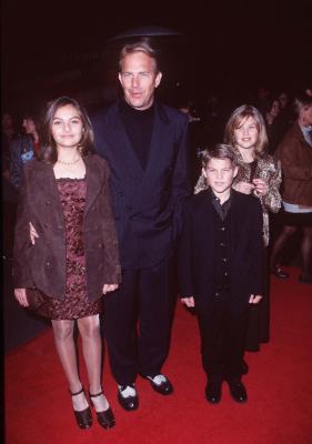 Kevin Costner, Annie Costner, Joe Costner and Lily Costner at event of The Postman (1997)