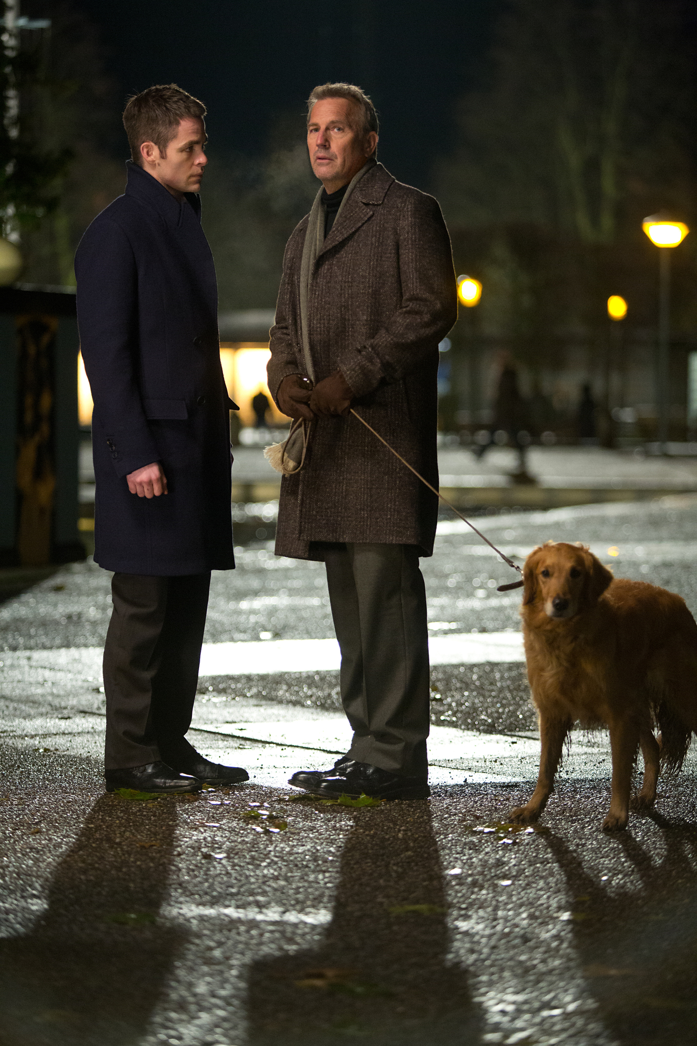 Still of Kevin Costner and Chris Pine in Dzekas Rajanas: seseliu uzverbuotas (2014)