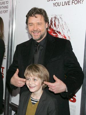 Russell Crowe and Ty Simpkins at event of Trys itemptos dienos (2010)