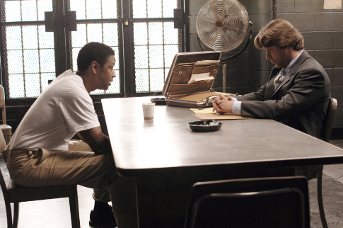 Still of Russell Crowe and Denzel Washington in American Gangster (2007)
