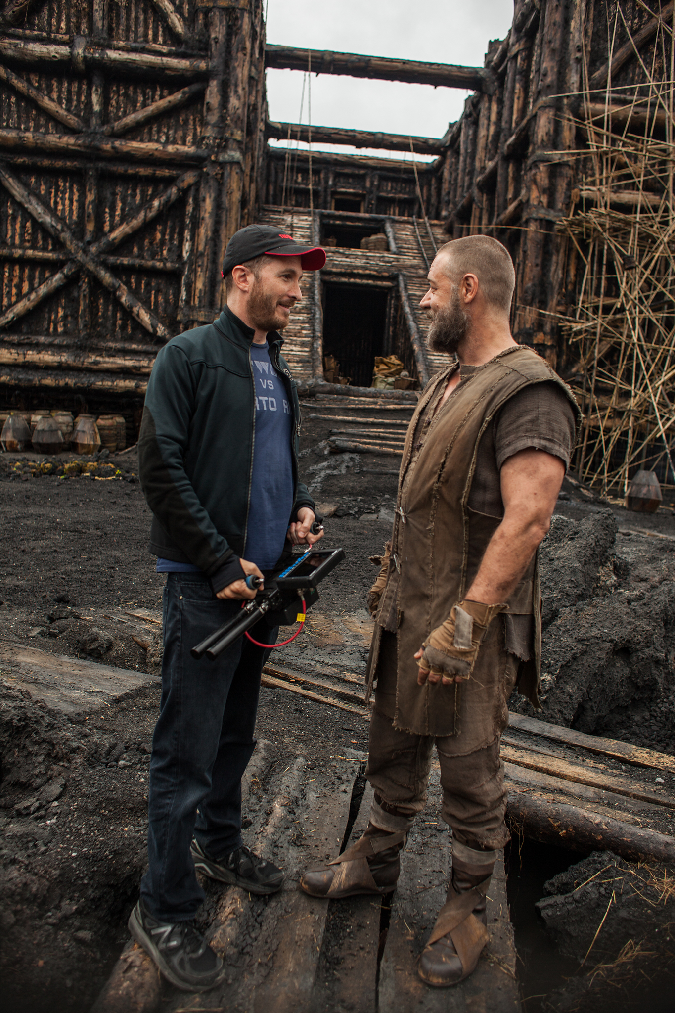 Russell Crowe and Darren Aronofsky in Nojaus laivas (2014)