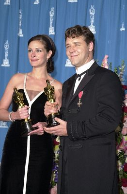 Russell Crowe and Julia Roberts