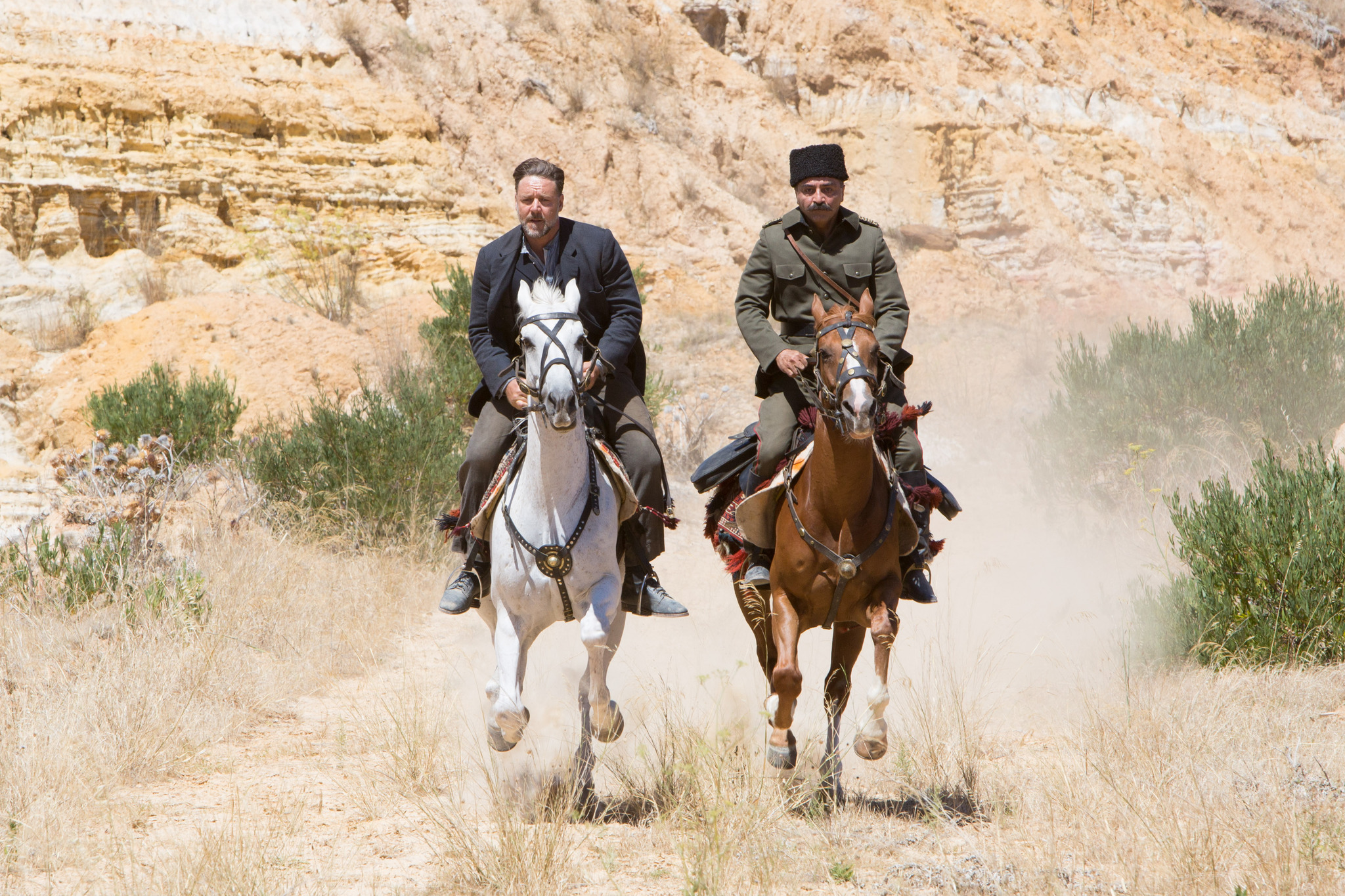 Still of Russell Crowe and Yilmaz Erdogan in Vandens ieskotojas (2014)