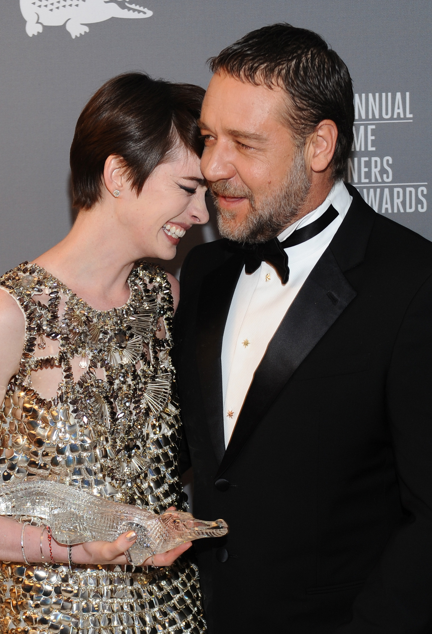 Russell Crowe and Anne Hathaway