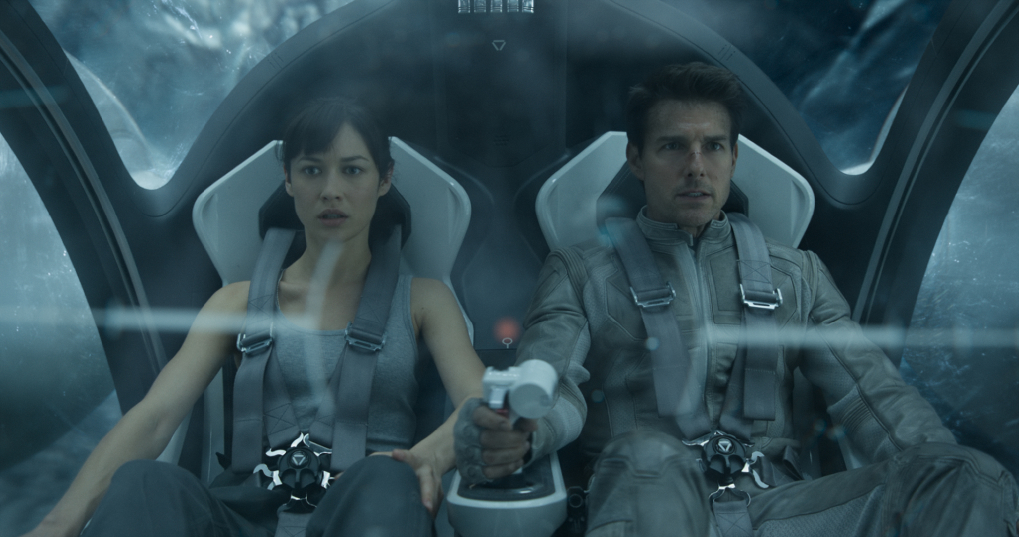 Still of Tom Cruise and Olga Kurylenko in Uzmirstieji (2013)