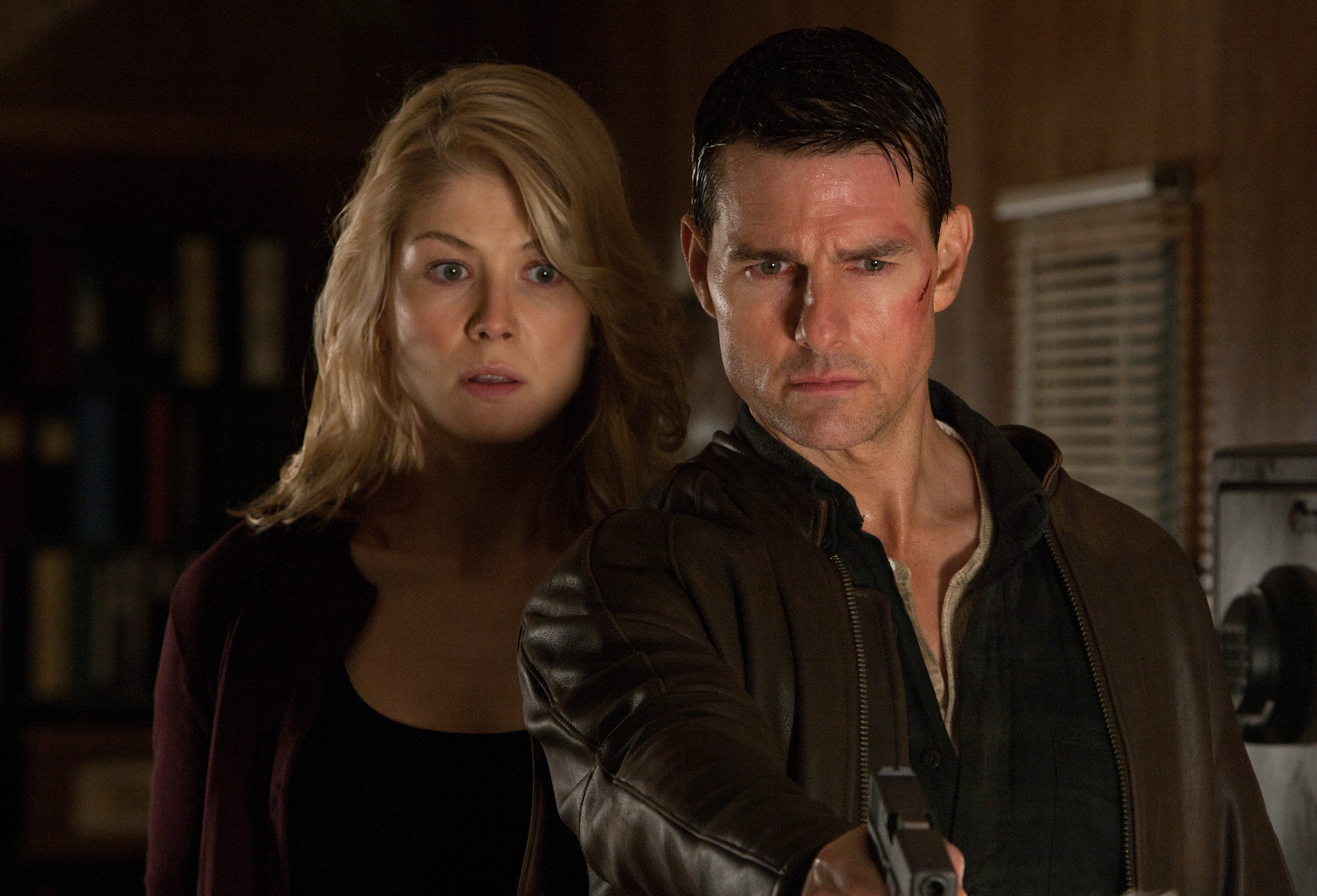 Still of Tom Cruise and Rosamund Pike in Dzekas Ryceris (2012)