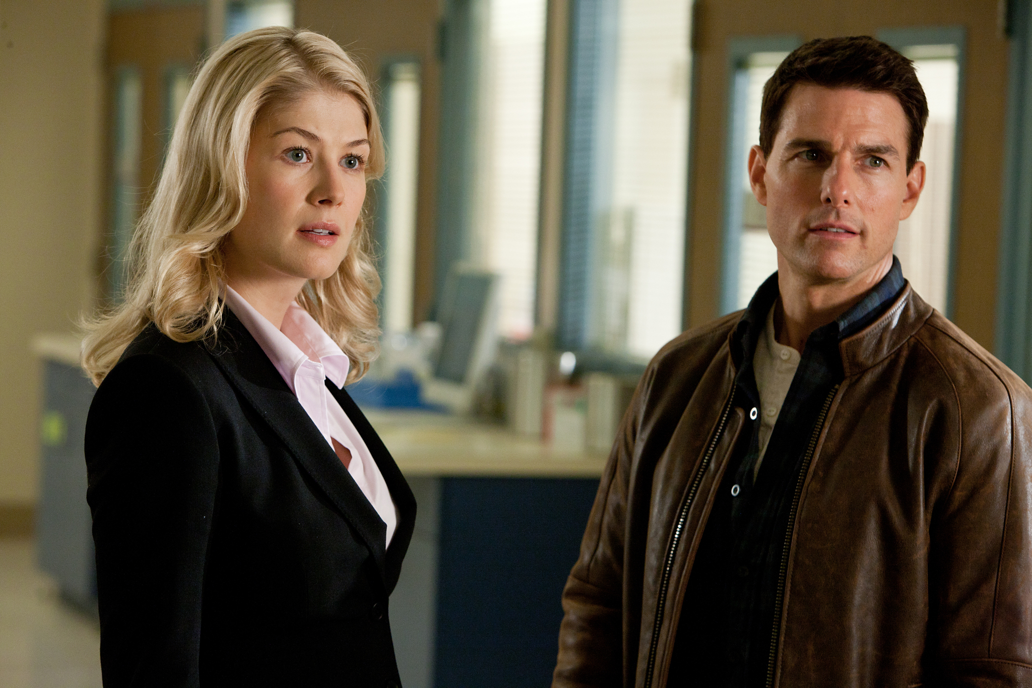 Still of Tom Cruise and Rosamund Pike in Dzekas Ryceris (2012)