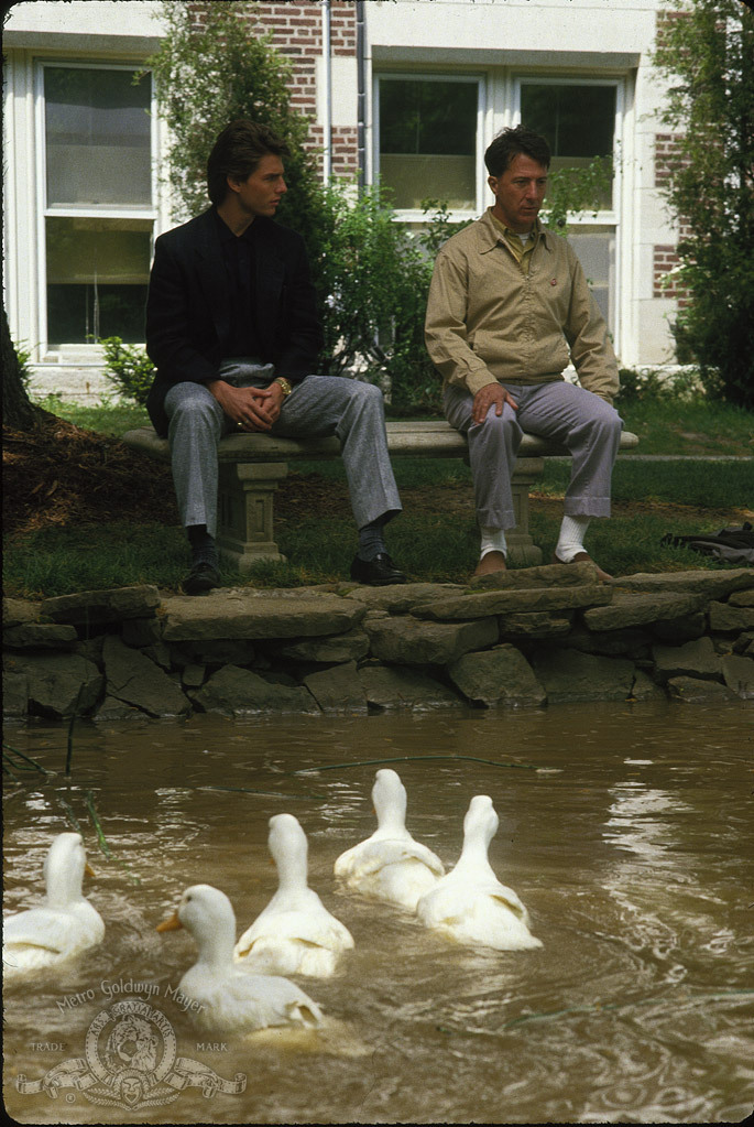 Still of Tom Cruise and Dustin Hoffman in Lietaus zmogus (1988)