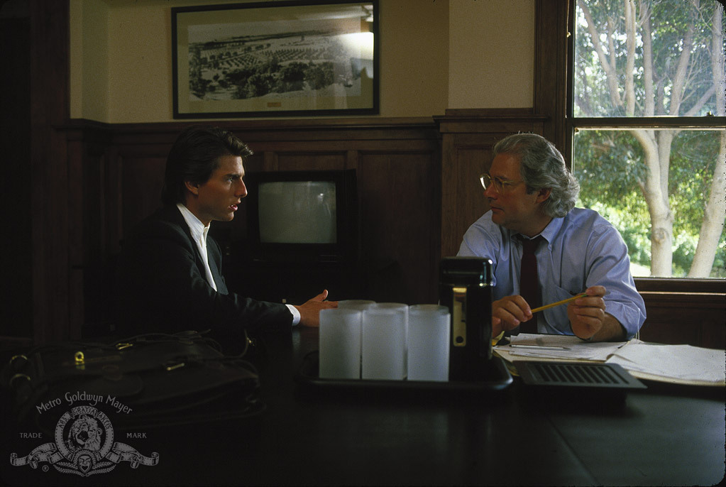 Tom Cruise and Barry Levinson in Lietaus zmogus (1988)