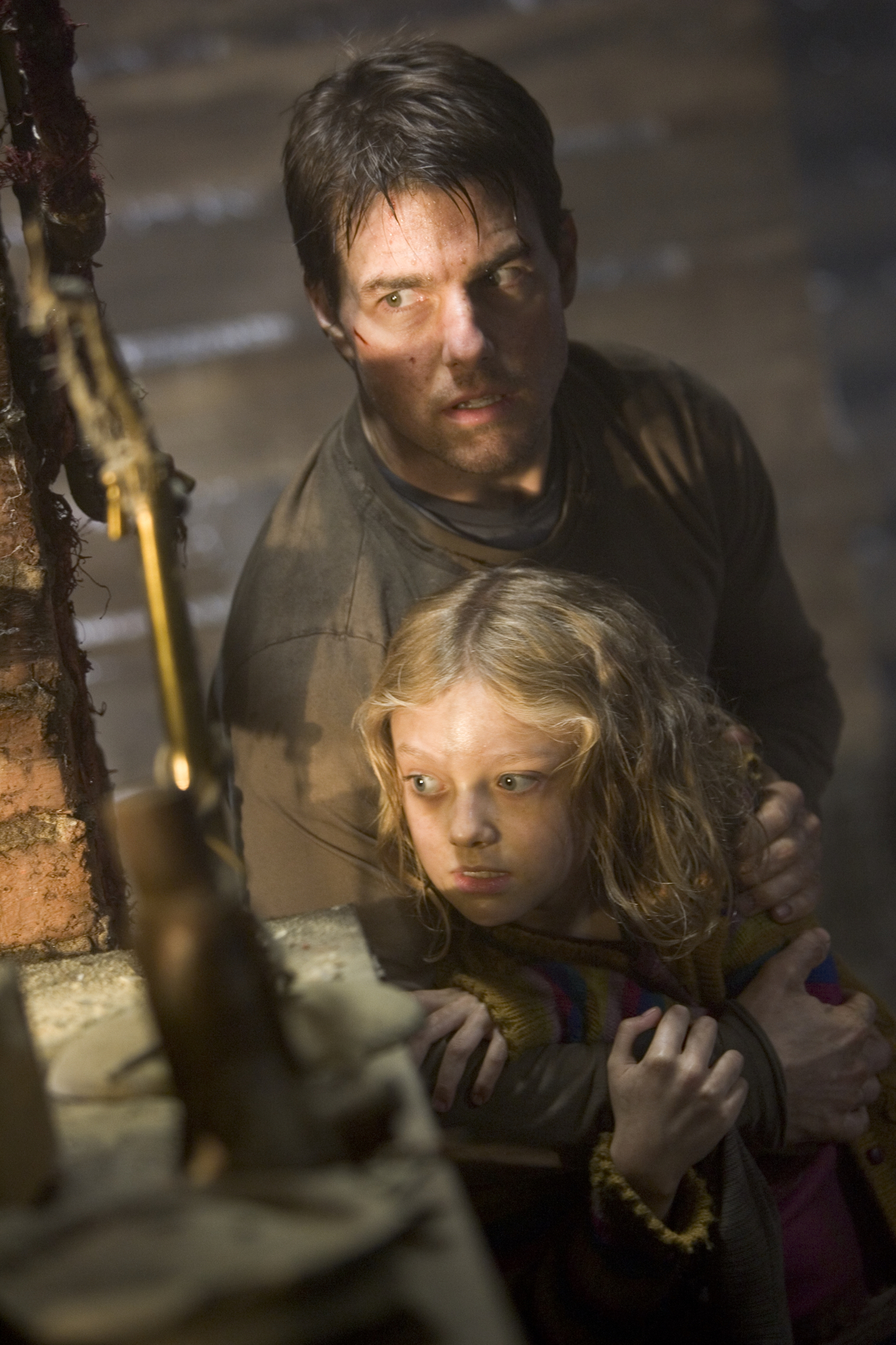 Still of Tom Cruise and Dakota Fanning in Pasauliu karas (2005)