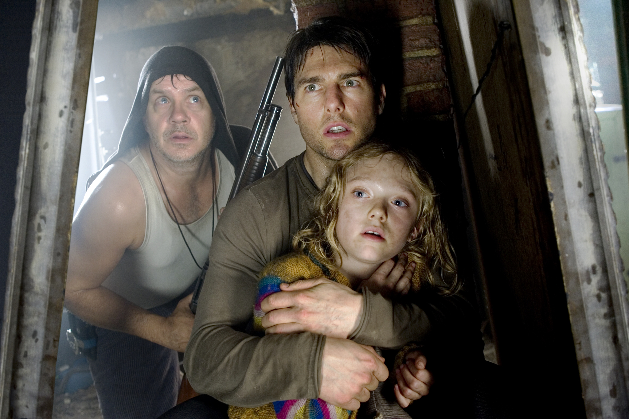 Still of Tom Cruise, Tim Robbins and Dakota Fanning in Pasauliu karas (2005)