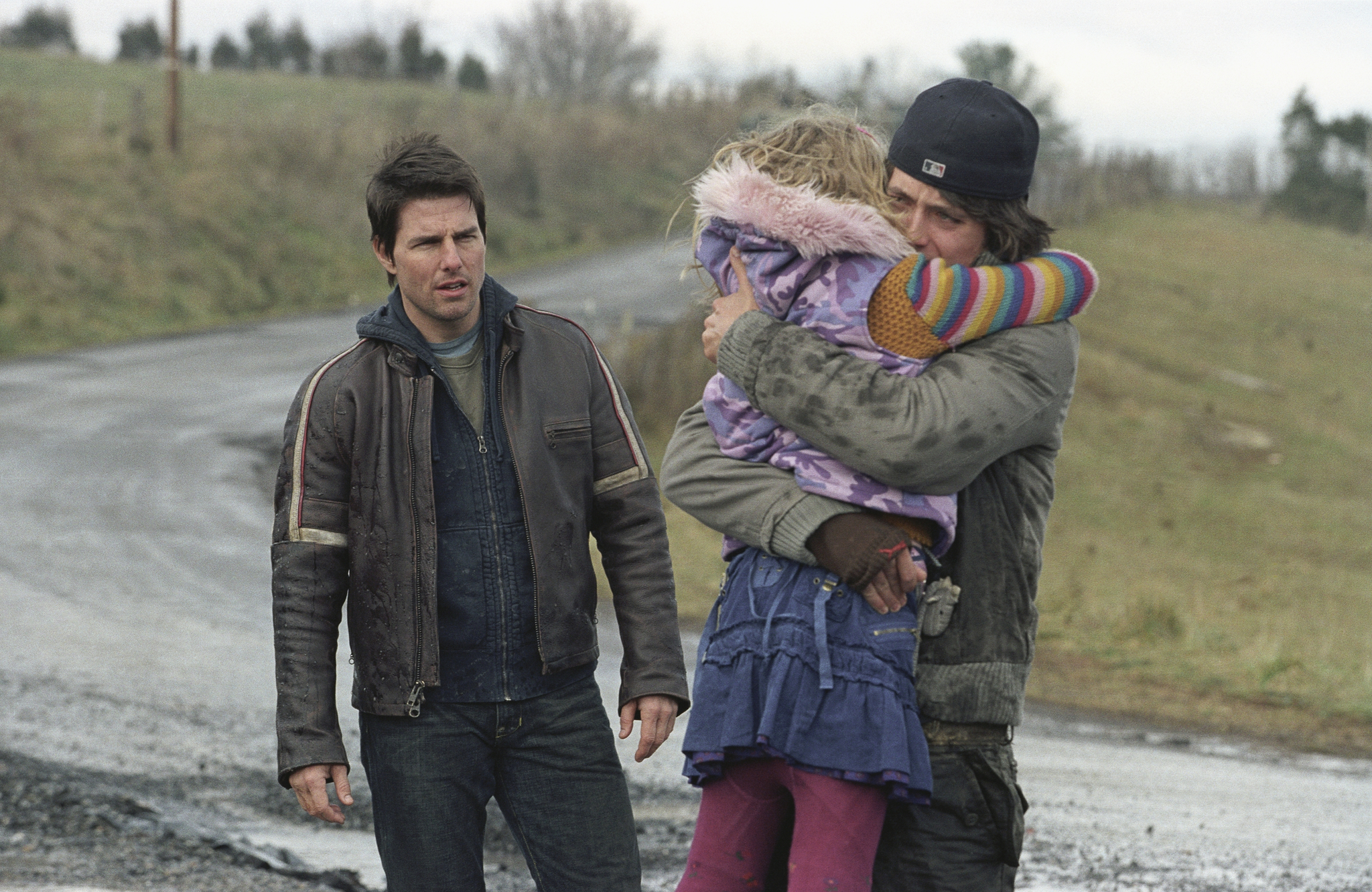 Still of Tom Cruise, Justin Chatwin and Dakota Fanning in Pasauliu karas (2005)