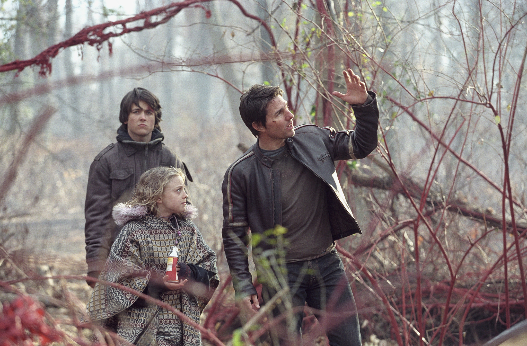 Still of Tom Cruise, Justin Chatwin and Dakota Fanning in Pasauliu karas (2005)