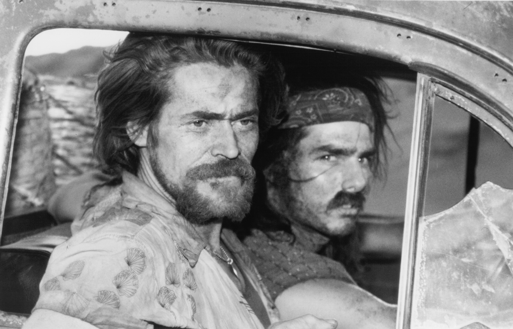 Still of Tom Cruise and Willem Dafoe in Gimes liepos 4-aja (1989)