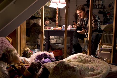 Still of Tom Cruise, Justin Chatwin and Dakota Fanning in Pasauliu karas (2005)