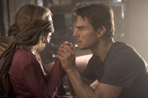 Still of Tom Cruise and Dakota Fanning in Pasauliu karas (2005)