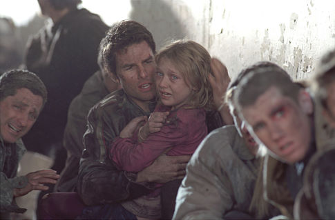 Still of Tom Cruise and Dakota Fanning in Pasauliu karas (2005)