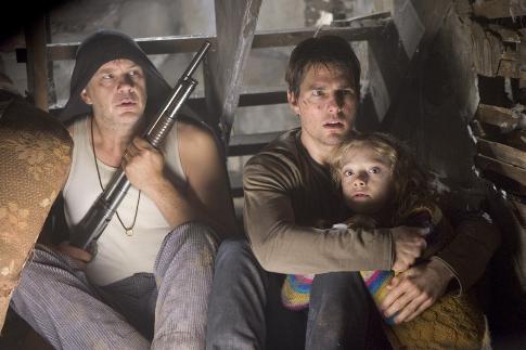 Still of Tom Cruise, Tim Robbins and Dakota Fanning in Pasauliu karas (2005)