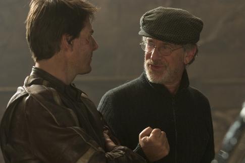 Tom Cruise and Steven Spielberg in Pasauliu karas (2005)