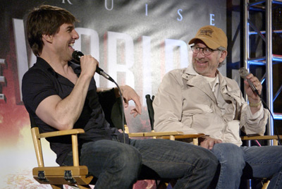 Tom Cruise and Steven Spielberg at event of Pasauliu karas (2005)