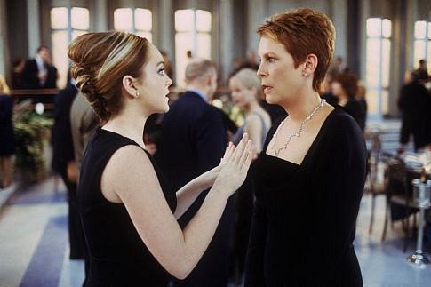 Still of Jamie Lee Curtis and Lindsay Lohan in Keistas penktadienis (2003)