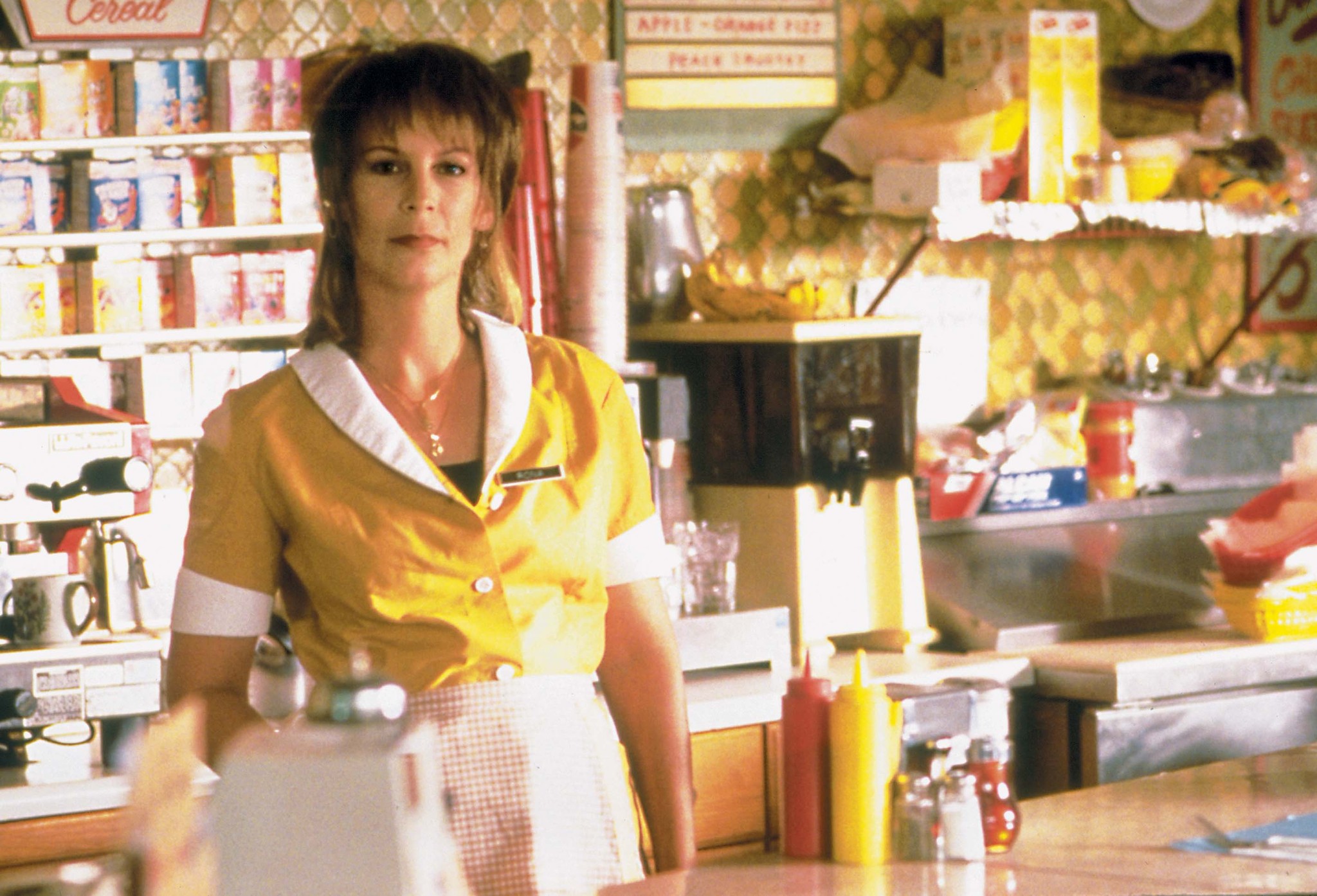 Still of Jamie Lee Curtis in Drowning Mona (2000)