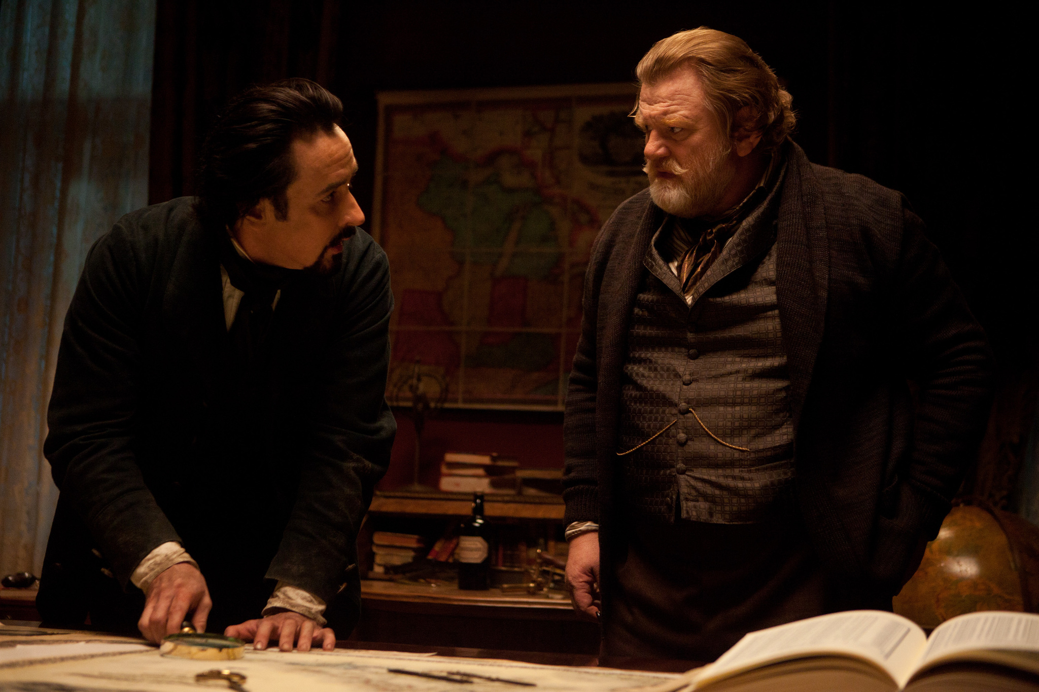 Still of John Cusack and Brendan Gleeson in Varnas (2012)