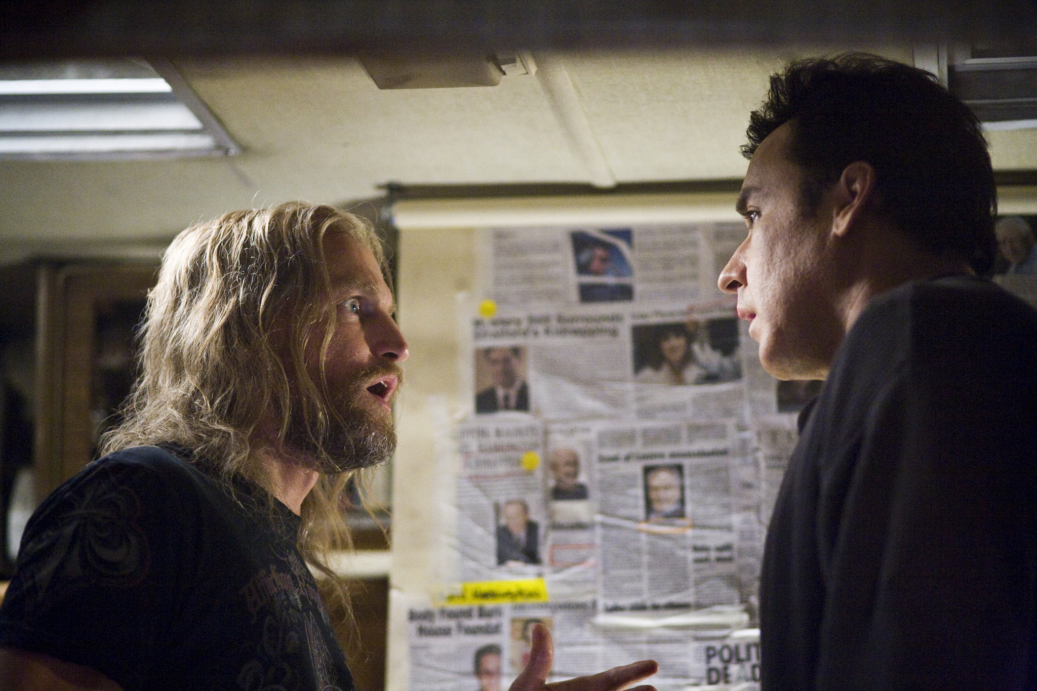 Still of John Cusack and Woody Harrelson in 2012 (2009)