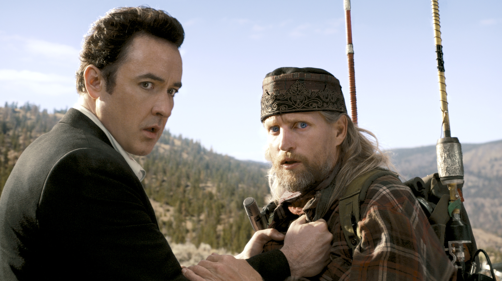 Still of John Cusack and Woody Harrelson in 2012 (2009)