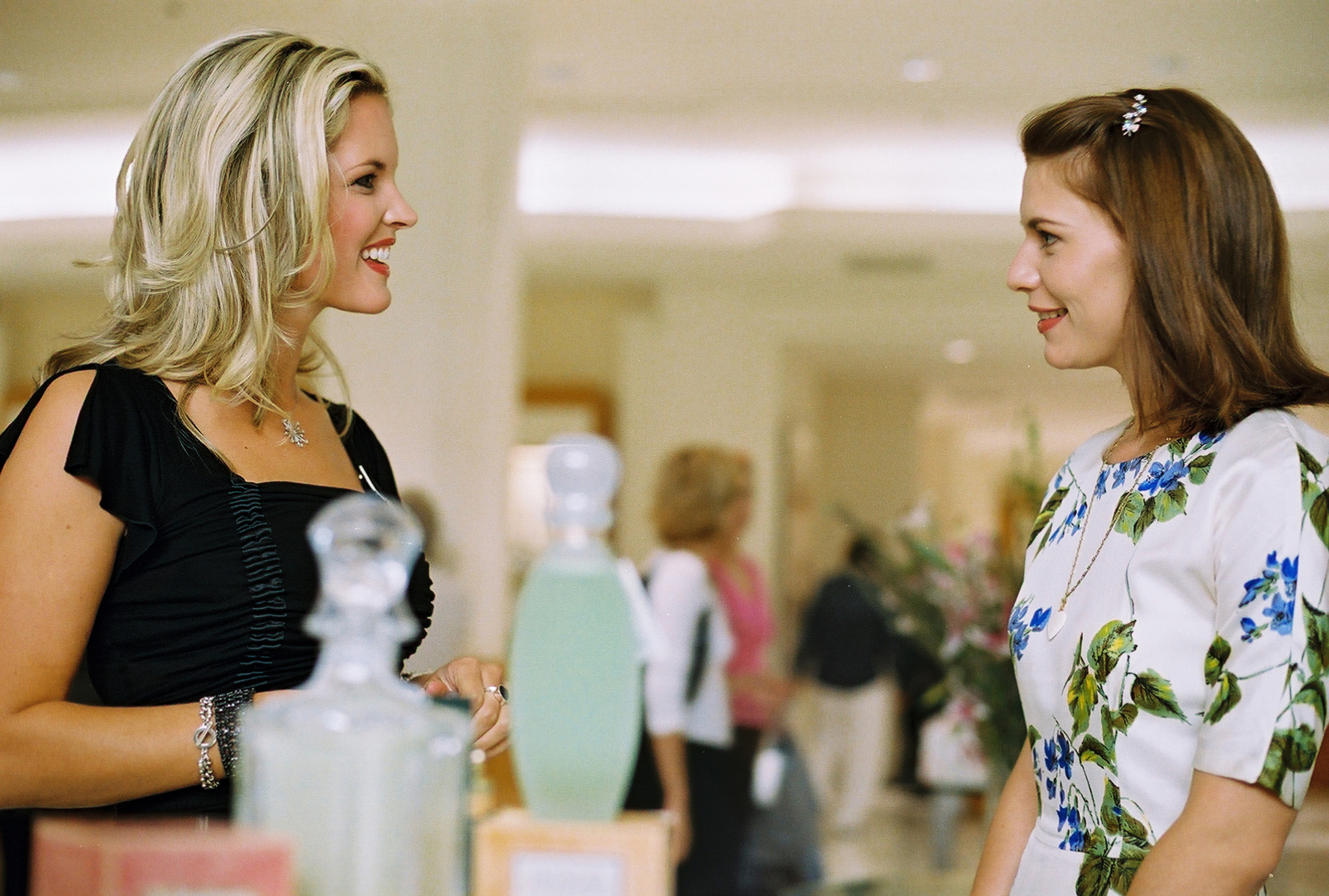 Still of Claire Danes and Bridgette Wilson-Sampras in Shopgirl (2005)