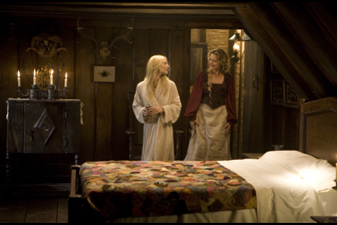 Still of Claire Danes and Michelle Pfeiffer in Zvaigzdziu dulkes (2007)