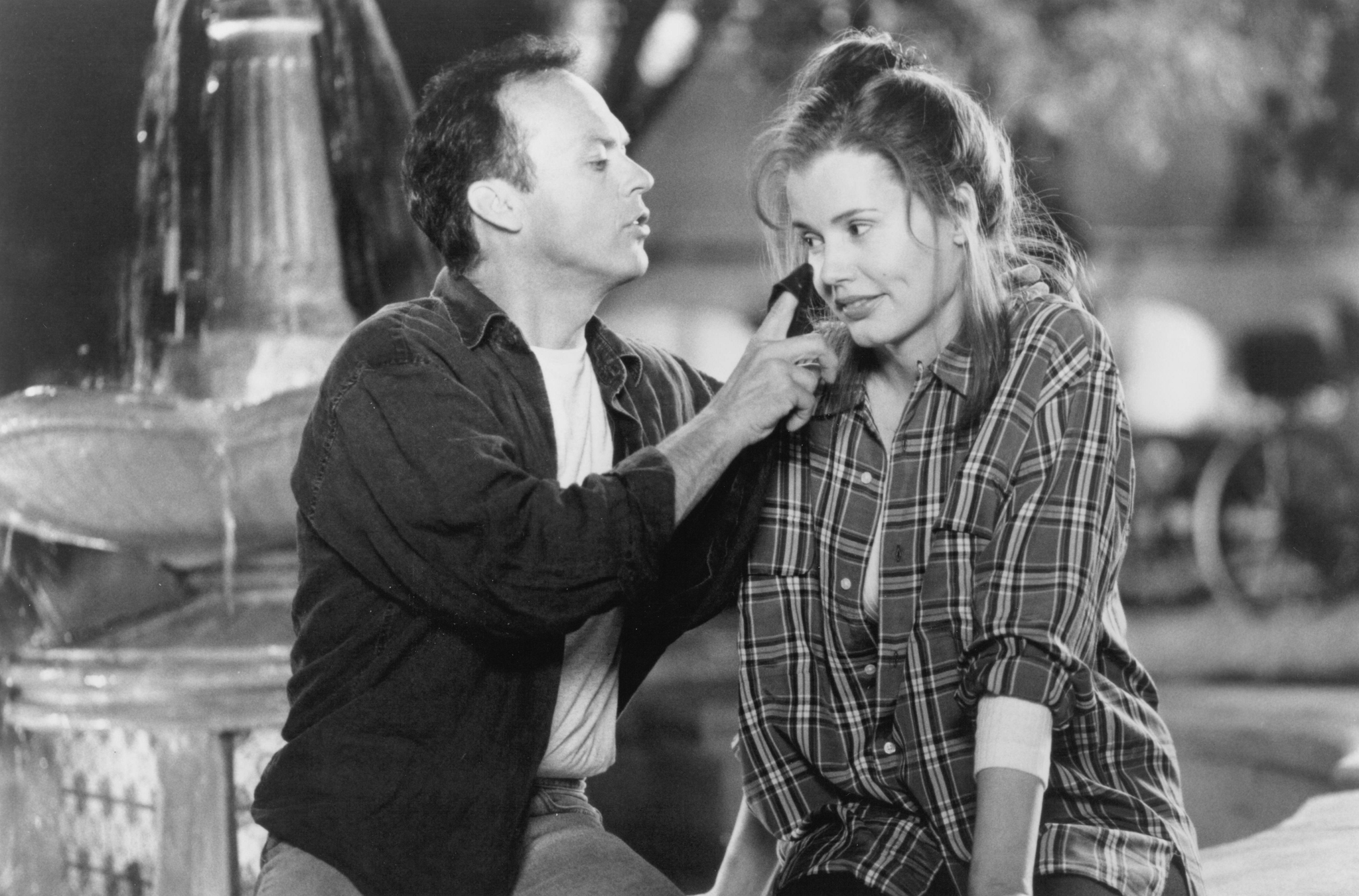 Still of Geena Davis and Michael Keaton in Speechless (1994)
