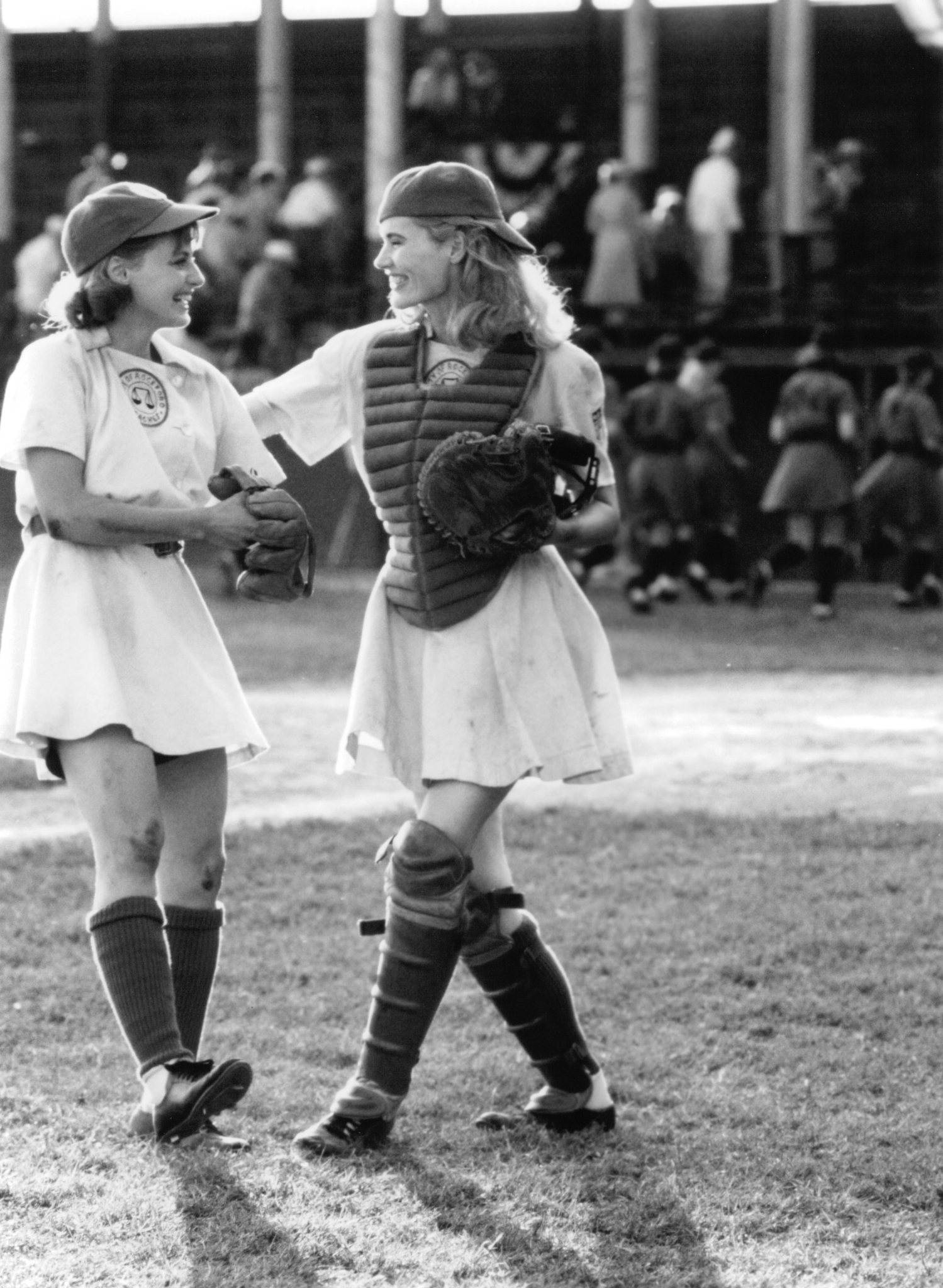 Still of Geena Davis and Lori Petty in A League of Their Own (1992)