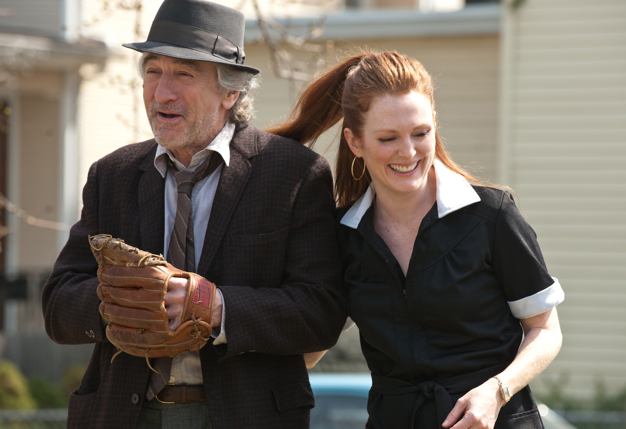 Still of Robert De Niro and Julianne Moore in Being Flynn (2012)