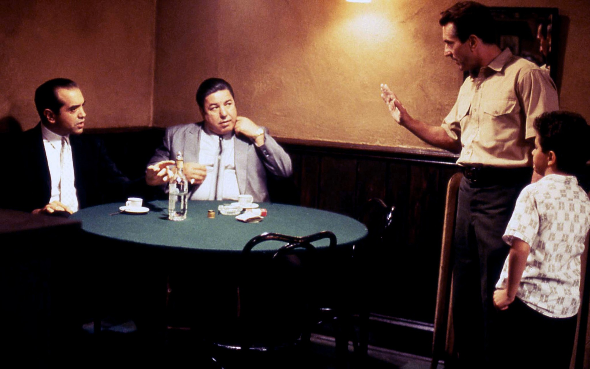 Still of Robert De Niro, Chazz Palminteri and Francis Capra in Bronkso istorijos (1993)