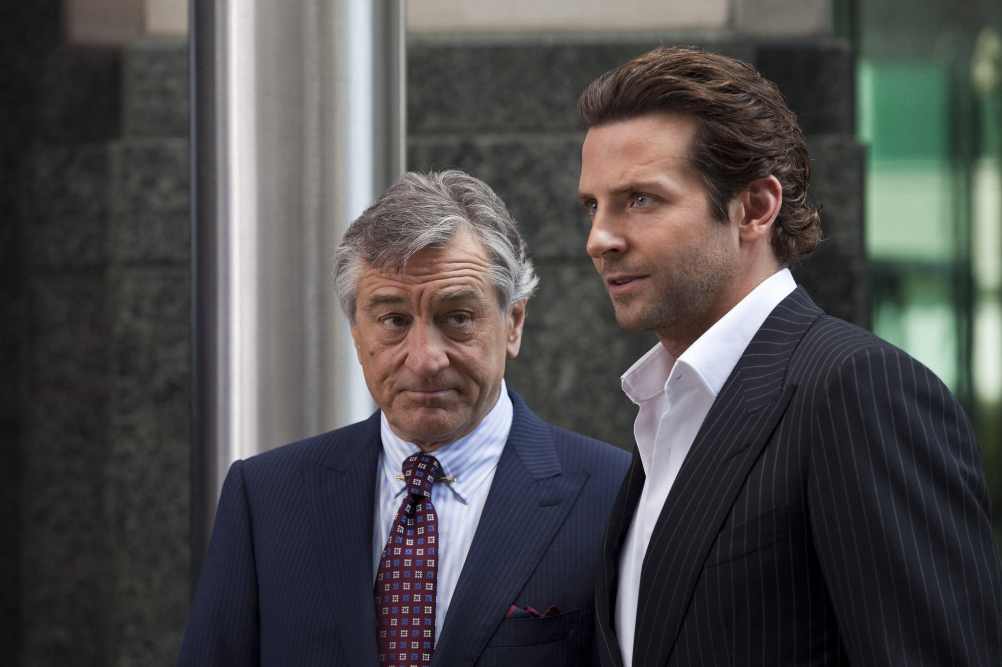 Still of Robert De Niro and Bradley Cooper in Salutinis efektas (2011)