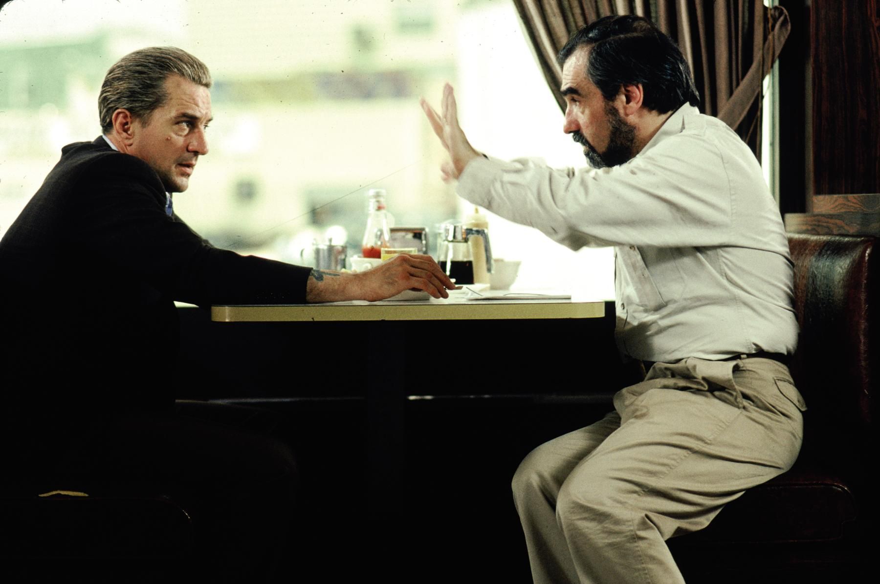 Still of Robert De Niro and Martin Scorsese in Geri vyrukai (1990)