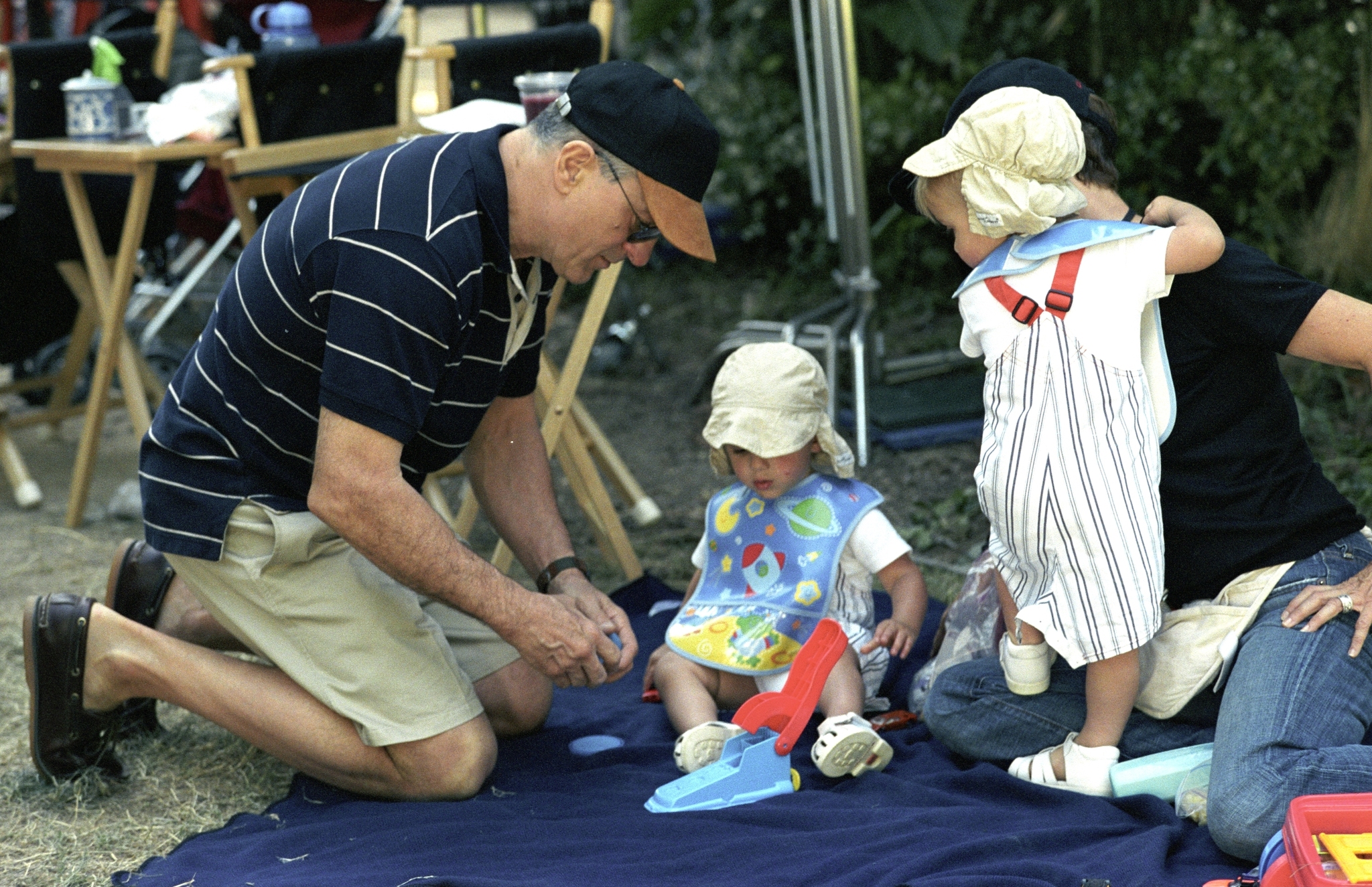 Still of Robert De Niro, Bradley Pickren and Spencer Pickren in Meet the Fockers (2004)