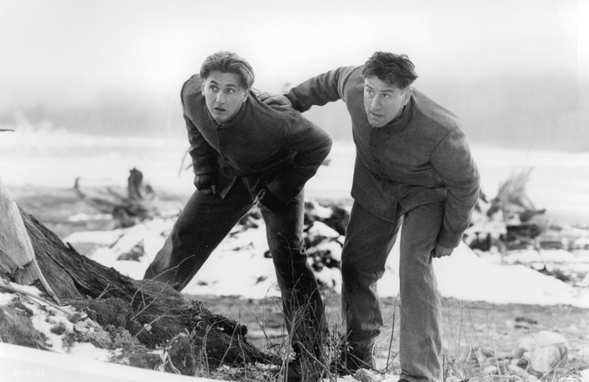 Still of Robert De Niro and Sean Penn in We're No Angels (1989)