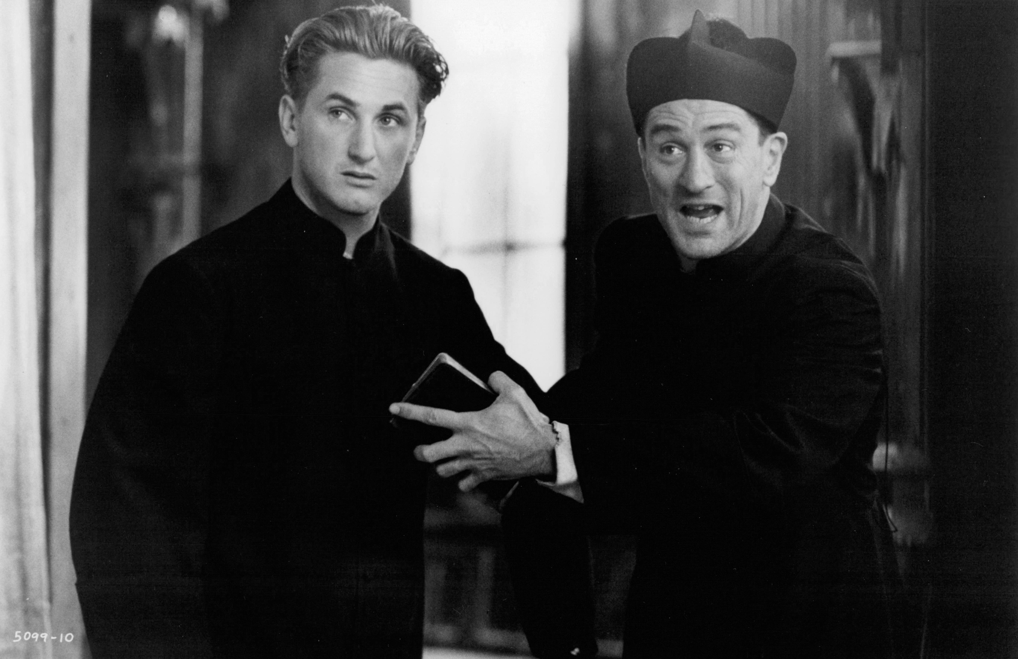 Still of Robert De Niro and Sean Penn in We're No Angels (1989)