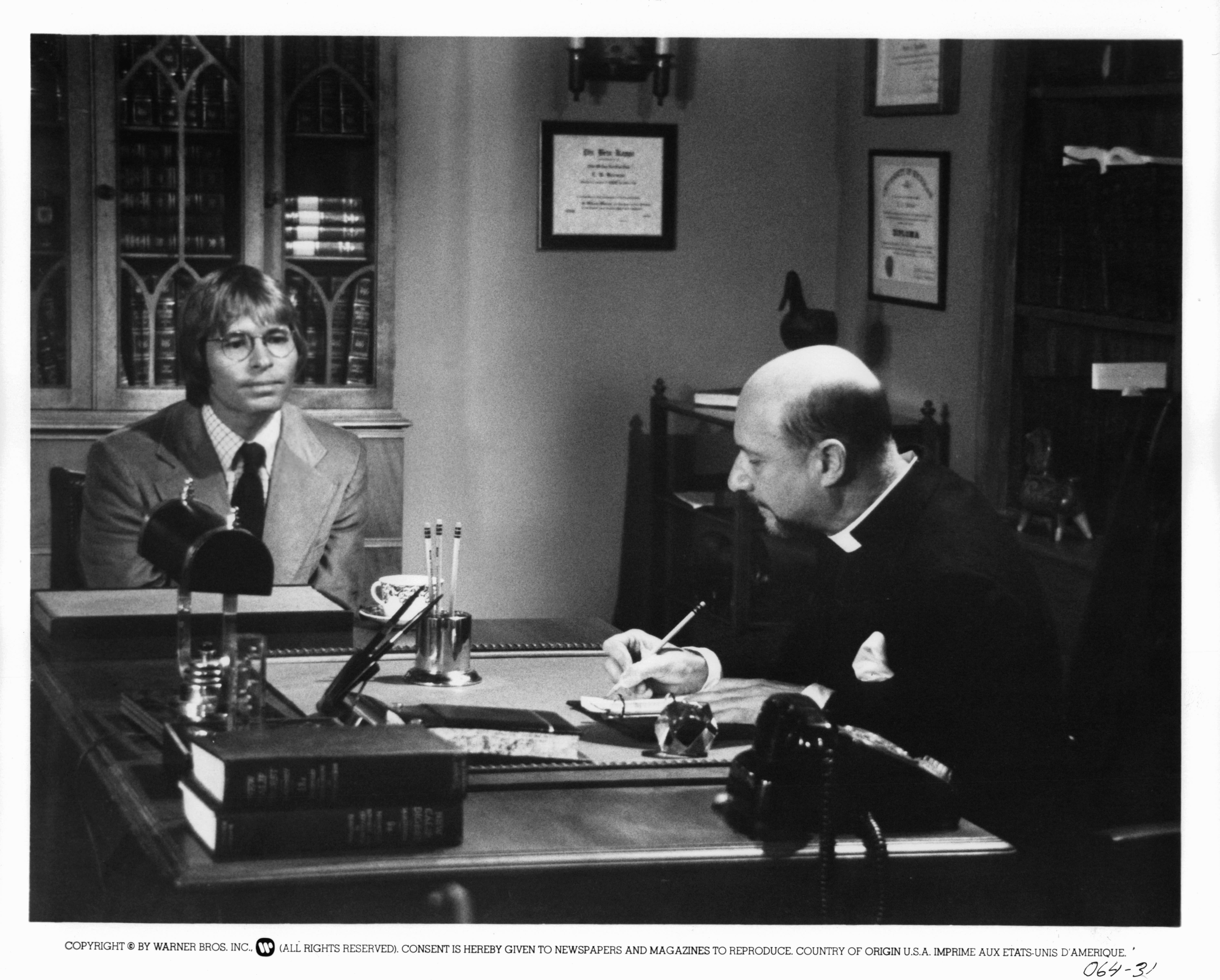 Still of John Denver and Donald Pleasence in Oh, God! (1977)