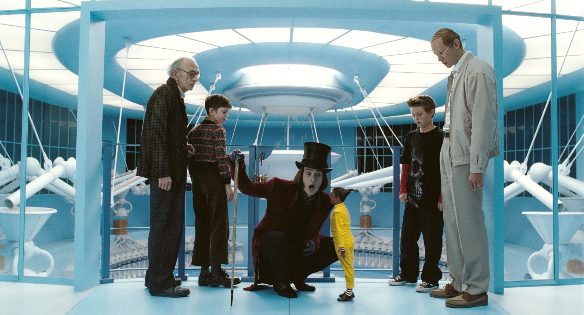 Still of Johnny Depp, Adam Godley, Freddie Highmore, David Kelly, Deep Roy and Jordan Fry in Carlis ir sokolado fabrikas (2005)