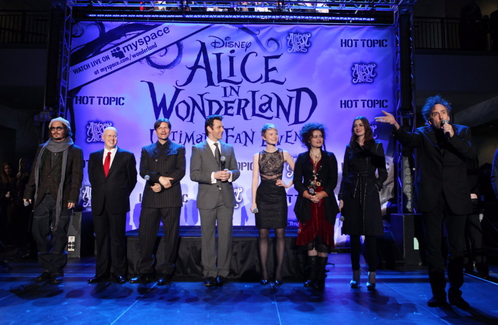 Johnny Depp, Helena Bonham Carter, Tim Burton, Crispin Glover, Anne Hathaway, Matt Lucas, Michael Sheen and Mia Wasikowska at event of Alisa stebuklu salyje (2010)