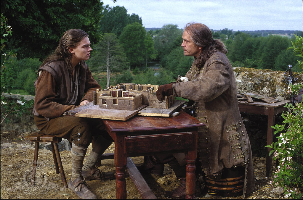 Still of Leonardo DiCaprio and John Malkovich in The Man in the Iron Mask (1998)