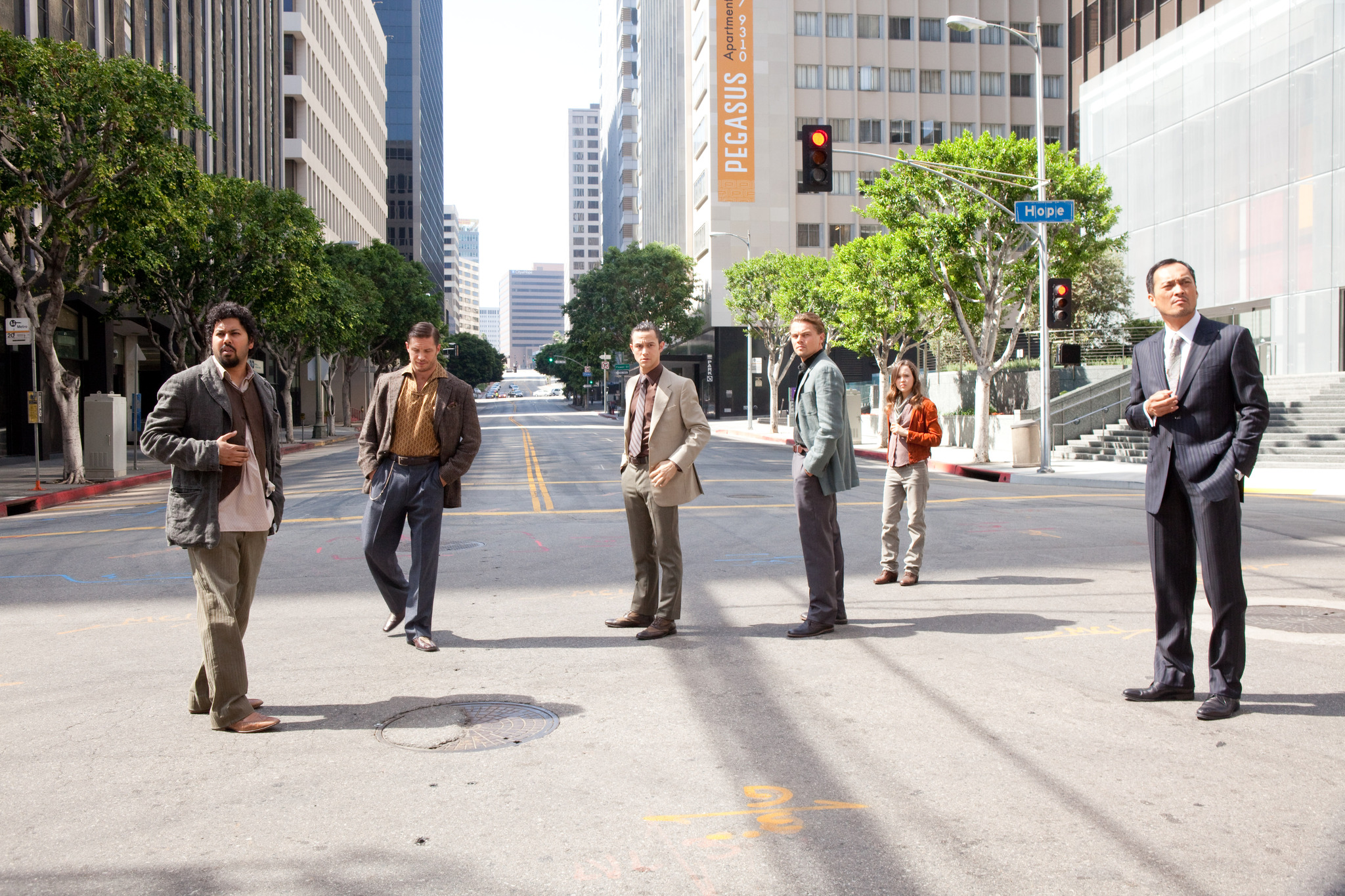 Still of Leonardo DiCaprio, Joseph Gordon-Levitt, Tom Hardy, Ellen Page, Ken Watanabe and Dileep Rao in Pradzia (2010)