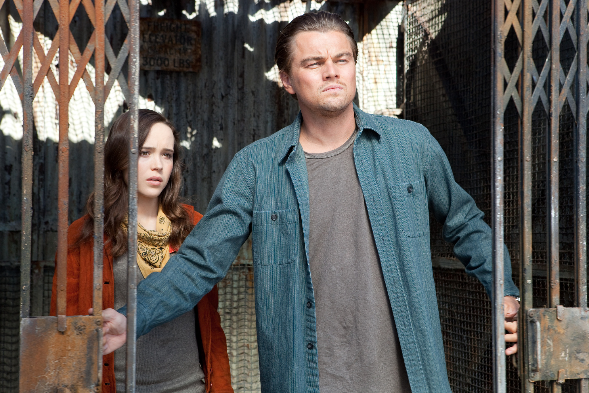 Still of Leonardo DiCaprio and Ellen Page in Pradzia (2010)